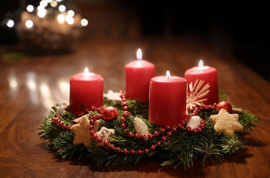Advent régen és ma: hagyományok, színek, jelképek